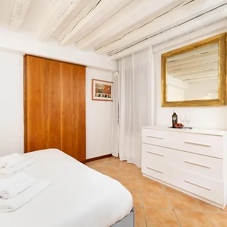 Superior In Via Garibaldi By Bricola アパート