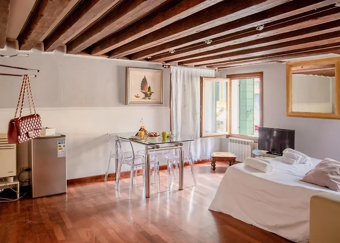 Superior In Via Garibaldi By Bricola Venecia