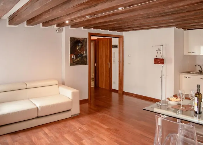 Superior In Via Garibaldi By Bricola Venecia