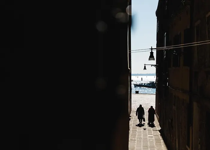 Superior In Via Garibaldi By Bricola Venecia